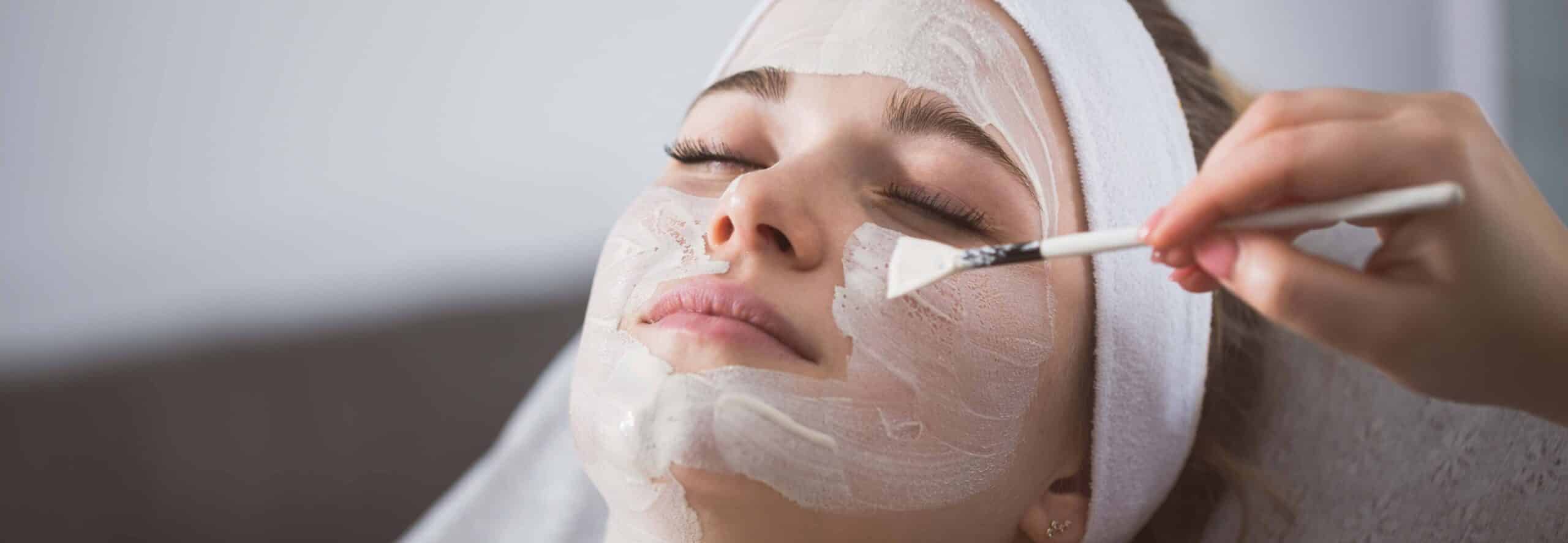 Améliorer l’éclat de son visage avec le peeling | Dr Rivalier | Lyon