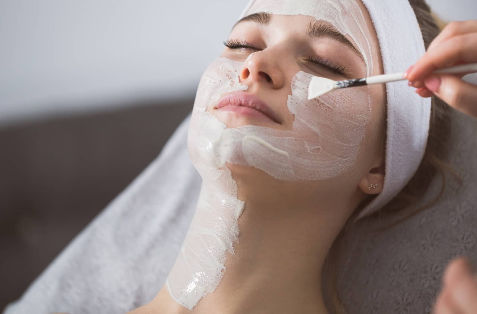 Améliorer l’éclat de son visage avec le peeling | Dr Rivalier | Lyon